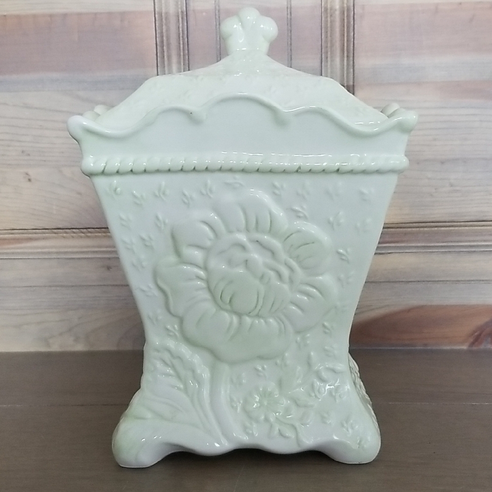 Vintage Tracy Porter Celia Celery Collection Medium Cannister